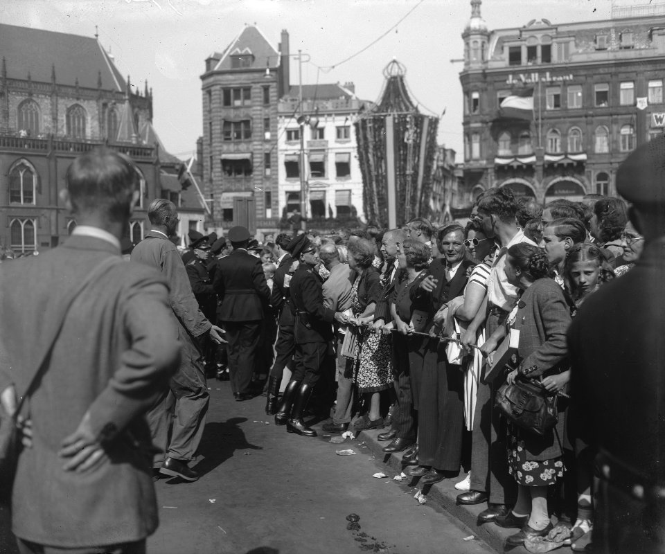 De vele ovaties van duizenden landgenoten op De Dam bij het vertrek van de konin, Bestanddeelnr 900-0052