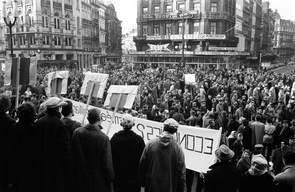 Demonstraties in Brussel tegen de Eenheidswet, demonstranten trekken door Brusse, Bestanddeelnr 911-9313