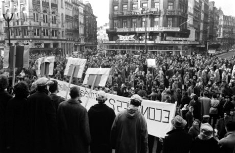 Demonstraties in Brussel tegen de Eenheidswet, demonstranten trekken door Brusse, Bestanddeelnr 911-9313
