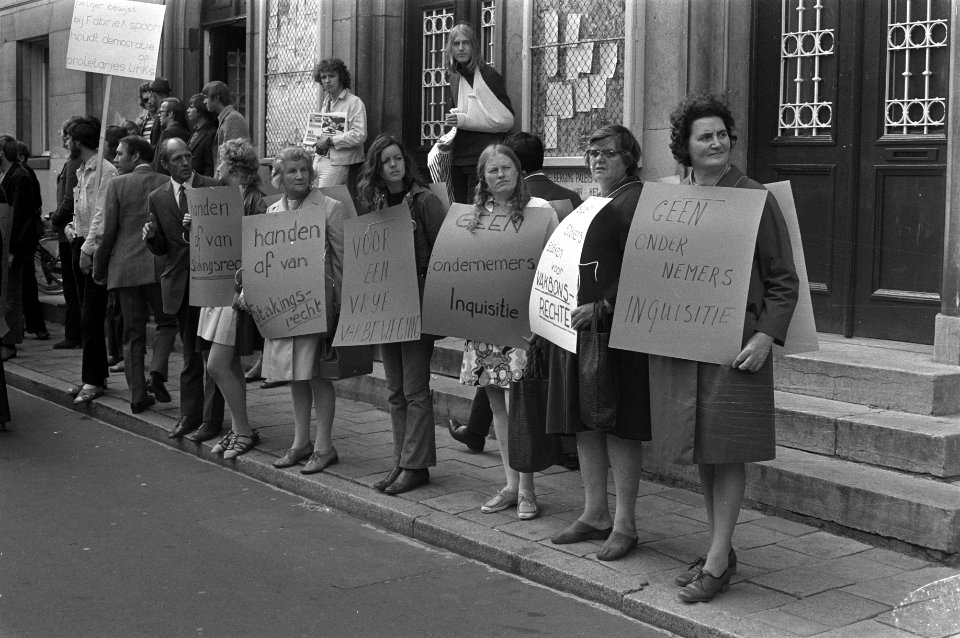 Demonstrerende vrouwen van Pelger-werknemers en van het NVV - op de borden o.a. , Bestanddeelnr 925-6687