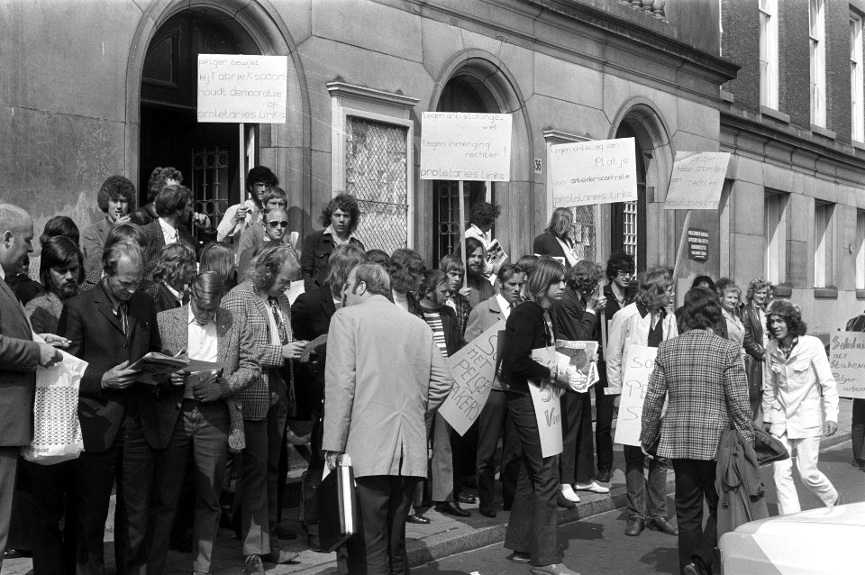 Demonstrerende Pelger-werknemers voor het Amsterdamse Paleis van Justitie, Bestanddeelnr 925-6688