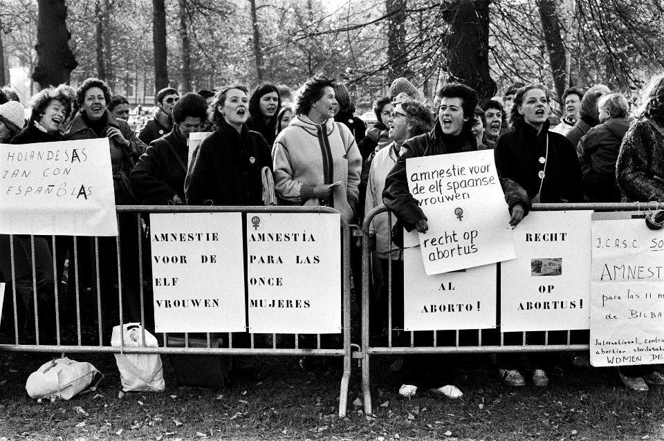 Demonstrerende vrouwen met spandoeken o.a. Amnestie voor de elf Spaanse vrouwe, Bestanddeelnr 930-5112