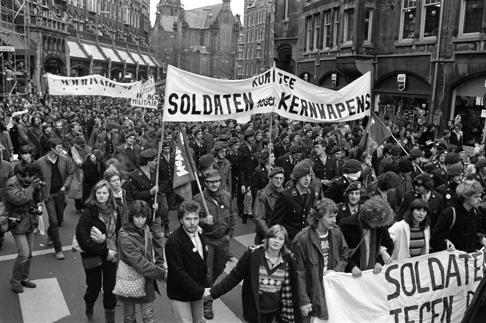 Demonstrerende soldaten in de Raadhuisstraat, Bestanddeelnr 931-8158