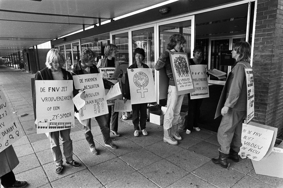 Demonstrerende vrouwen met spandoeken, Bestanddeelnr 931-7123