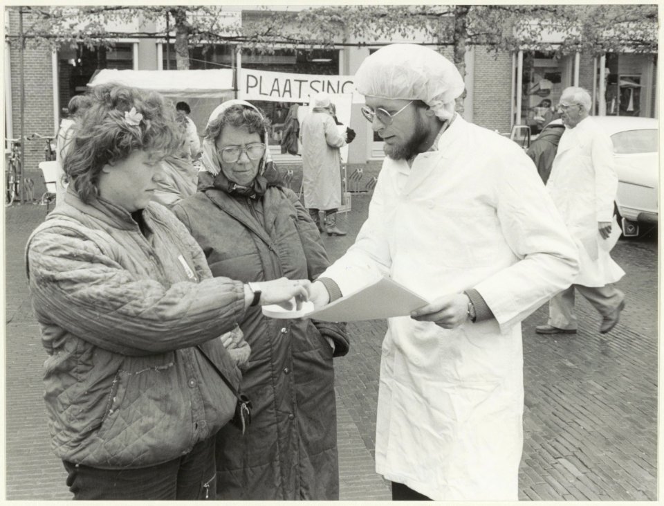 Demostratie op de Grote Markt tegen bezuinigingen in de gezondheidszorg. NL-HlmNHA 54026424