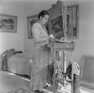 De van origine Engelse kunstenares Violet Citron schilderend in haar atelier, Bestanddeelnr 255-0750