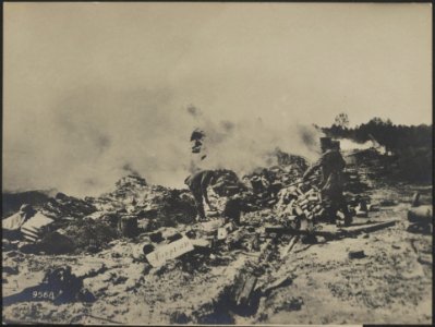 De slag tussen Aisne en Marne. Verbrande Fransche opslagplaats bij Fismes. Het v, Bestanddeelnr 158-2356