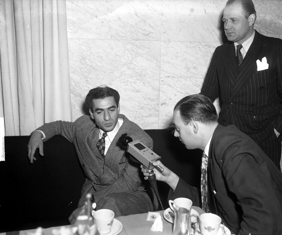 De Sjah wordt geinterviewd door een radioverslaggever, Bestanddeelnr 903-7734