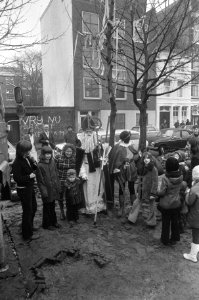 De sint plant de boom, omringd door toeschouwers en kinderen, Bestanddeelnr 926-8655