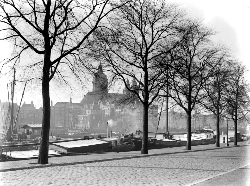 De Sint-Nicolaaskerk in Amsterdam gezien vanaf het Oosterdok waar diverse binnen, Bestanddeelnr 189-1030