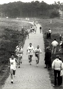 De Tros-loop. Deelnemers aan de halve marathon op het Visserspad in Zandvoort. Aangekocht in 1989 van United Photos de Boer bv. - Negatiefnummer 29682 k 14. - Gepubliceerd in het Haarlems Dagblad van 