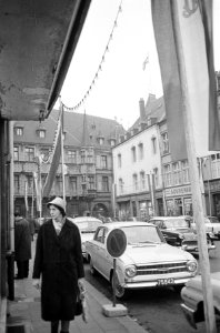 De troonwisseling in Luxemburg, versiering op straat, Bestanddeelnr 917-1206
