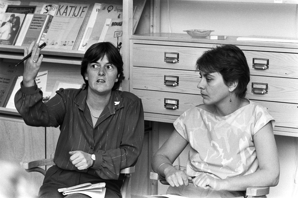 De twee Amsterdamse ombudsvrouwen Lida van den Broek (links) en Ineke de Vries, Bestanddeelnr 931-7166