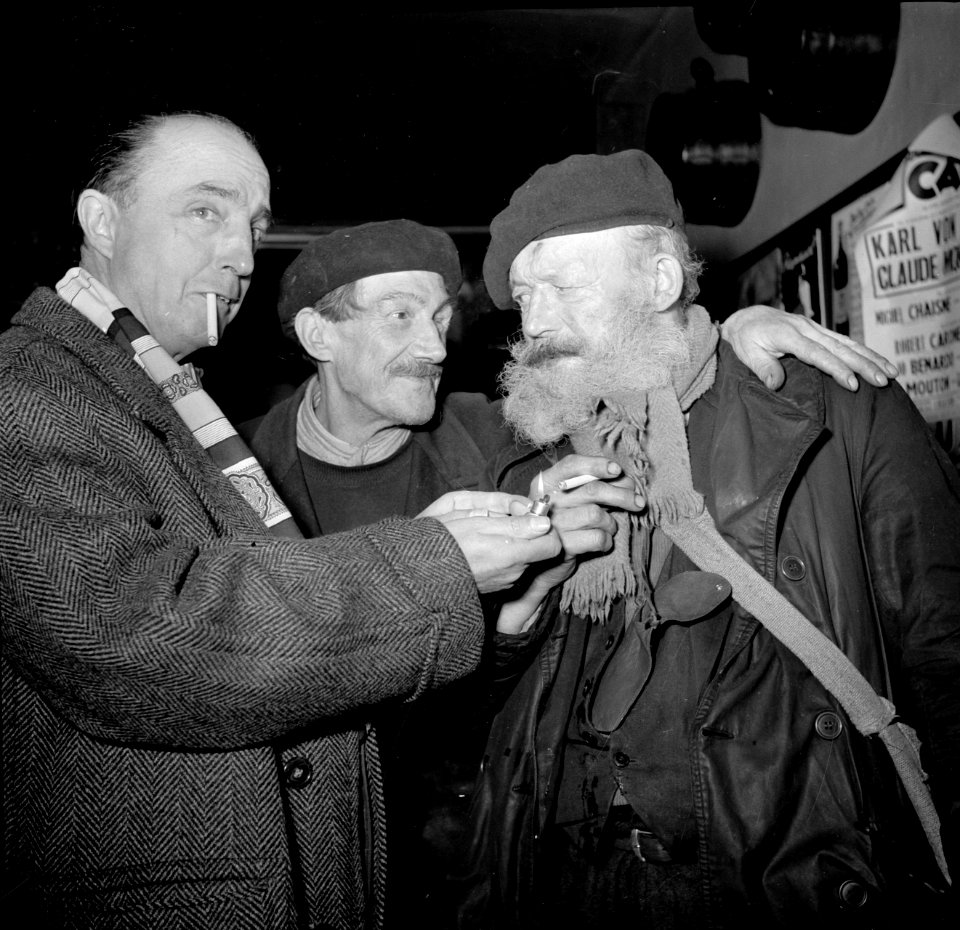 De twee mannen praten met een cafébezoeker, Bestanddeelnr 254-0009