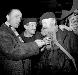 De twee mannen praten met een cafébezoeker, Bestanddeelnr 254-0009