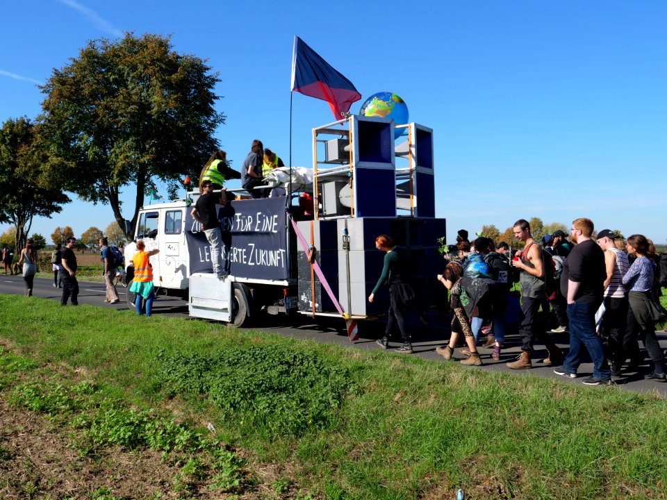 Demonstration from "Hambicamp" to "Wald retten - Kohle stoppen!" 06-10-2018 05