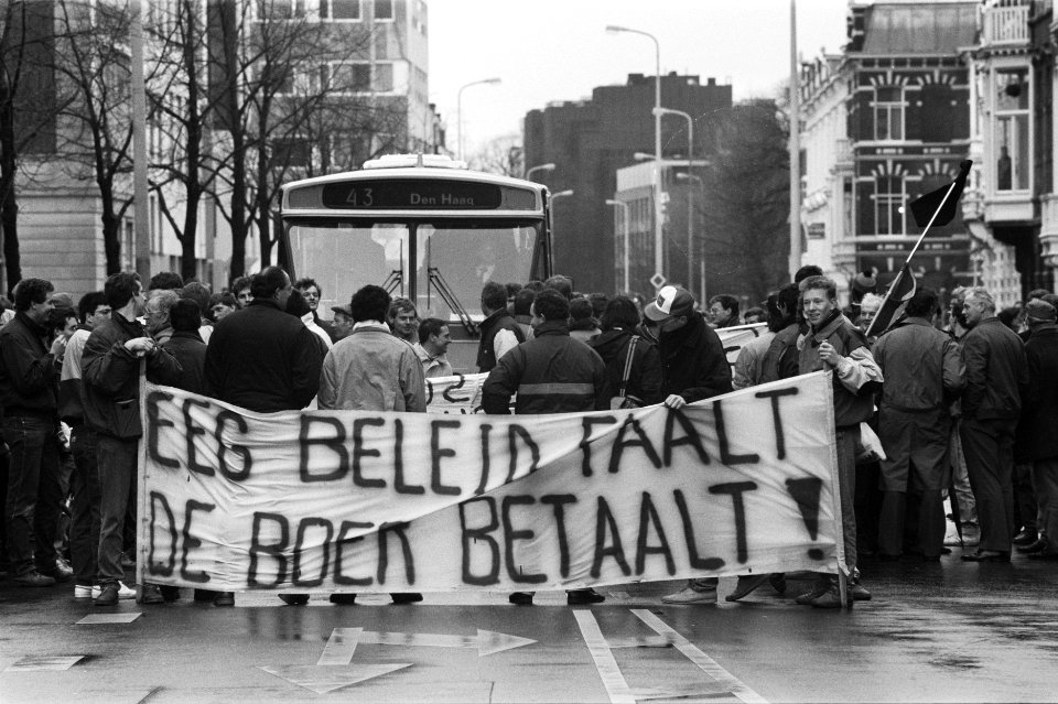 Demonstrerende boeren lopen met een spandoek door Den Haag, Bestanddeelnr 934-4131