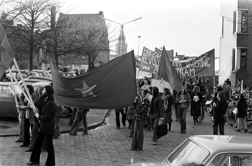 Demonstratie tegen oorlog in Vietnam en Cambodja in Nijmegen demonstranten met , Bestanddeelnr 927-7260