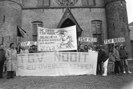 Demonstratie tegen TGV (hoge snelheidstrein) op Haags Binnenhof, Bestanddeelnr 933-8477