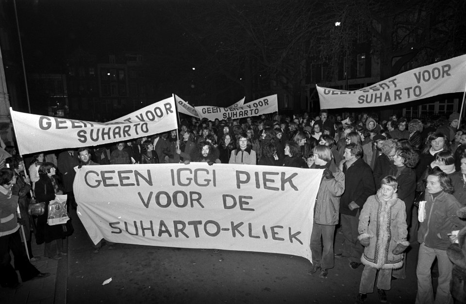 Demonstratie tegen Suhartobewind voor Amstelhotel in Amsterdam, ivm IGGI-bije, Bestanddeelnr 928-2832