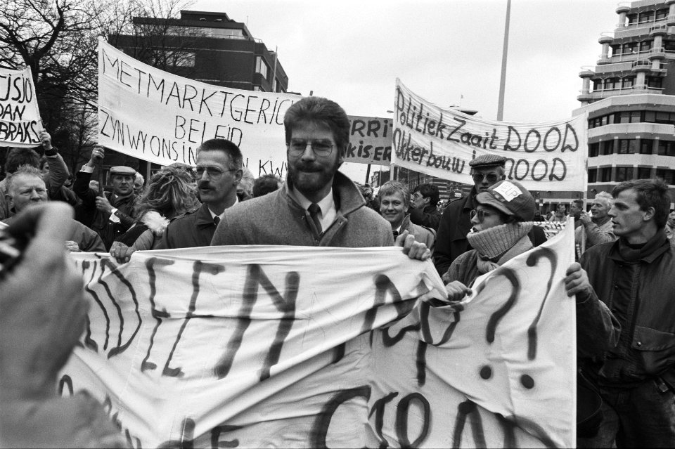 Demonstrerende boeren met spandoeken, Bestanddeelnr 934-4129