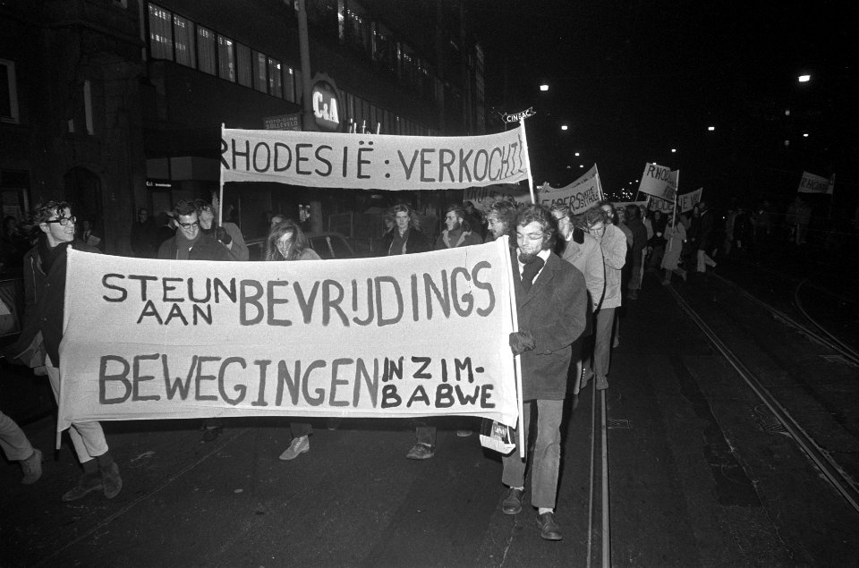 Demonstratie tegen Rhodesie, Amsterdam, demonstranten met borden, Bestanddeelnr 925-2162