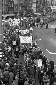 Demonstratie tegen oorlog in Vietnam, NATO enz. in Amsterdam, Bestanddeelnr 921-2511