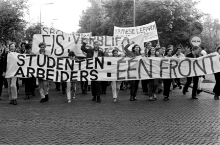 Demonstratie tegen sluiting Verblifa te Krommenie demonstranten met spandoeken, Bestanddeelnr 922-5211