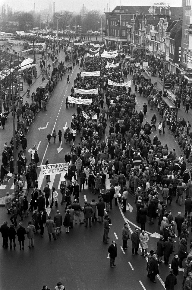 Demonstratie tegen oorlog in Vietnam van meer dan 50.000 mensen in Utrecht, demo, Bestanddeelnr 926-1385