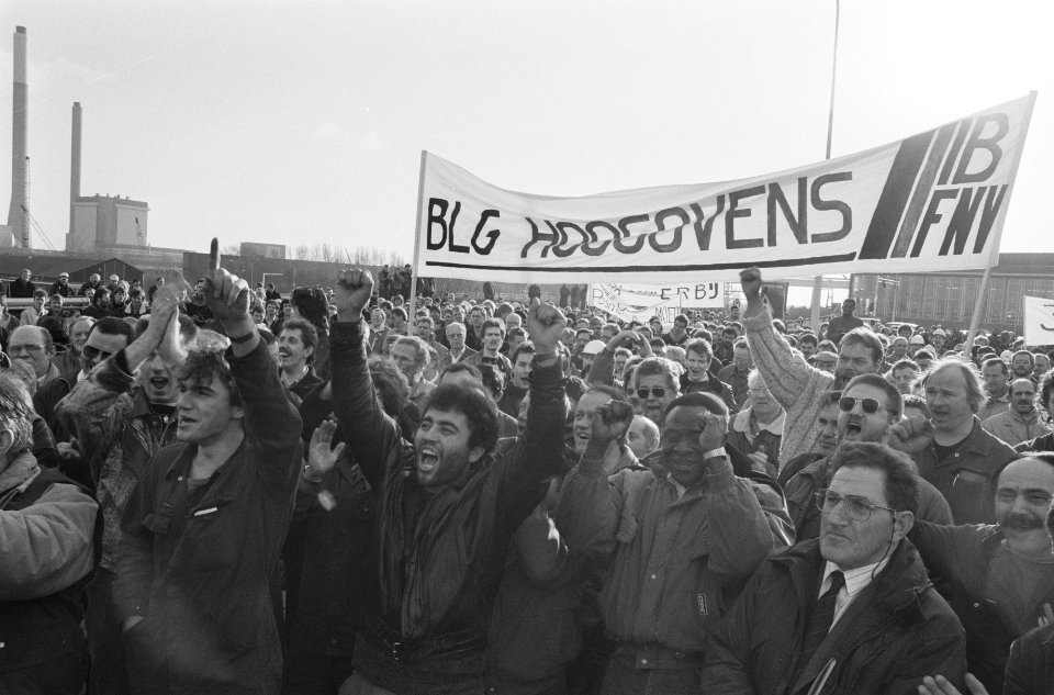 Demonstrerend personeel met spandoek voor het hoofdkantoor in IJmuiden, Bestanddeelnr 934-3887