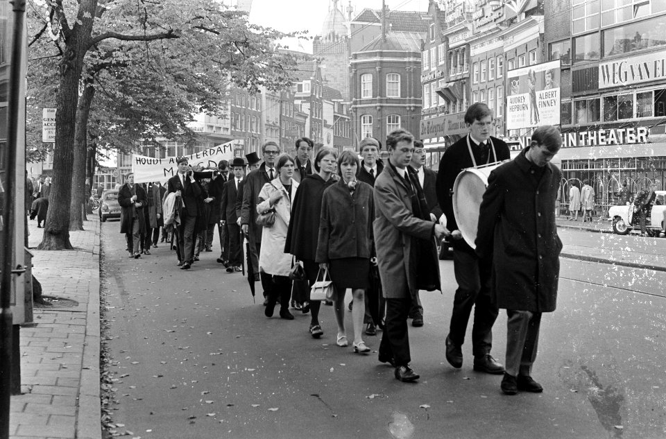 Demonstratie tegen veranderingen Waterlooplein. Voorop studenten met een baar, Bestanddeelnr 920-7310