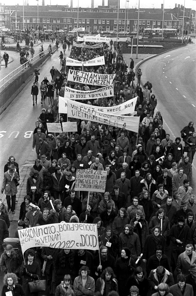 Demonstratie tegen oorlog in Vietnam van meer dan 50.000 mensen in Utrecht, demo, Bestanddeelnr 926-1387