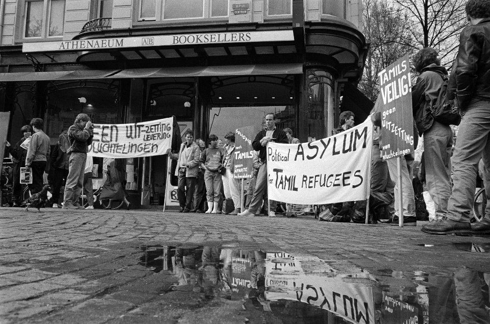 Demonstratie tegen uitwijzing Tamilvluchtelingen op het Spui in Amsterdam, Bestanddeelnr 933-3313