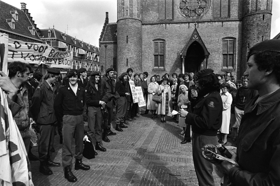 Demonstrerende militairen op het Binnenhof, Bestanddeelnr 931-0262