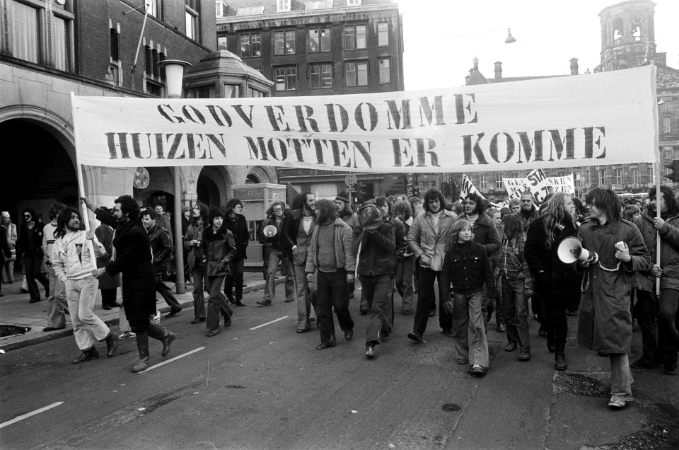Demonstratie tegen sloop in Nieuwmarkt demonstranten ondweg, Bestanddeelnr 927-8597