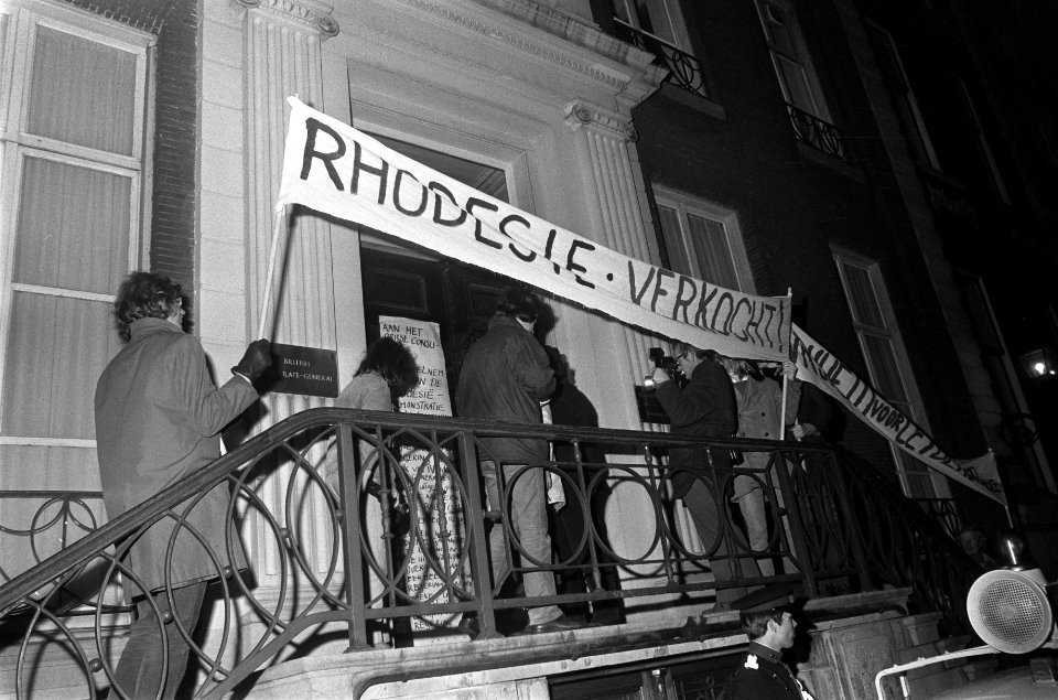 Demonstratie tegen Rhodesie, Amsterdam, demonstranten met borden, Bestanddeelnr 925-2166