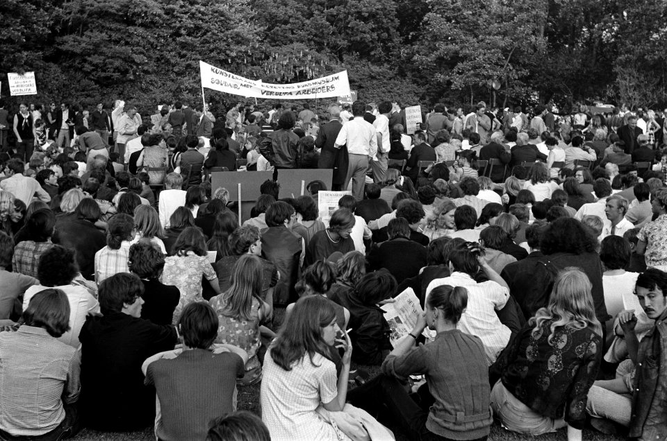 Demonstratie tegen sluiting Verblifa te Krommenie demonstranten met spandoeken, Bestanddeelnr 922-5212