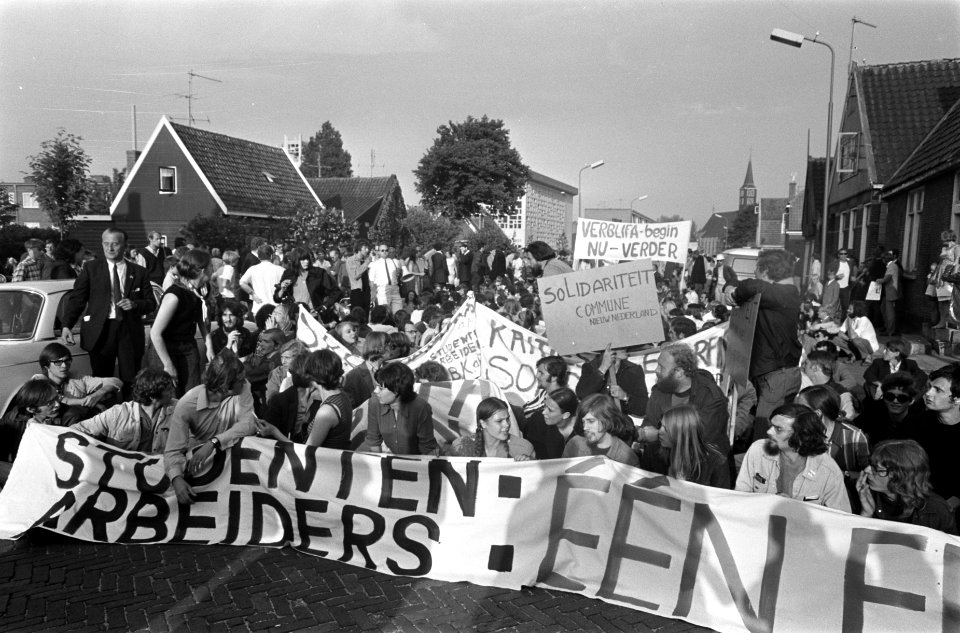 Demonstratie tegen sluiting Verblifa te Krommenie demonstranten met spandoeken, Bestanddeelnr 922-5215