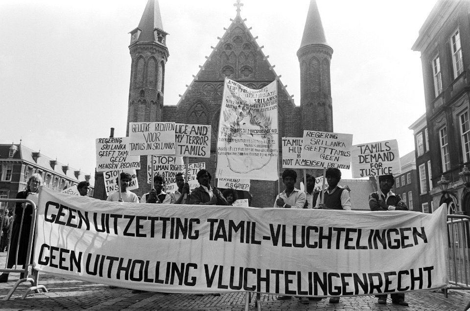 Demonstratie tegen uitzetting Tamil vluchtelingen op het Binnenhof, Bestanddeelnr 933-3632