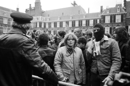 Demonstrerende jongeren, waaronder enkele met bivakmuts, op het Binnenhof, Bestanddeelnr 932-4391
