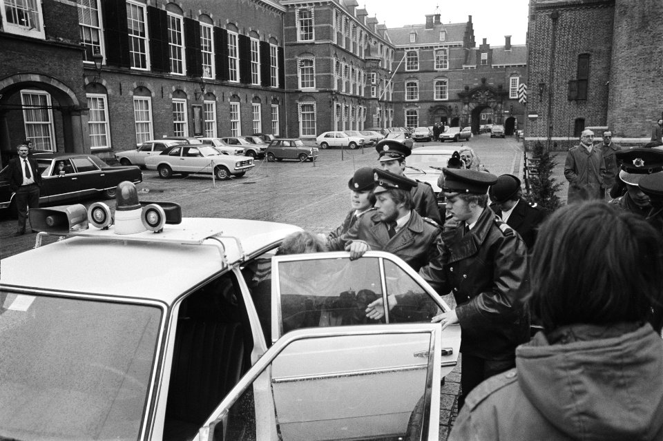 Demonstratie Rood Verzetsfront op Binnenhof tegen uitlevering RAF-leden aan West, Bestanddeelnr 929-5445