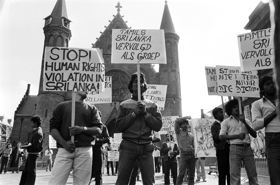 Demonstratie tegen uitzetting Tamil vluchtelingen op het Binnenhof, Bestanddeelnr 933-3633