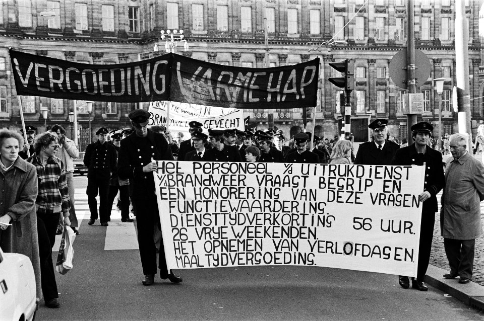 Demonstrerende brandweermannen op de Dam met spandoeken, o.a. Vergoeding warme, Bestanddeelnr 930-5352