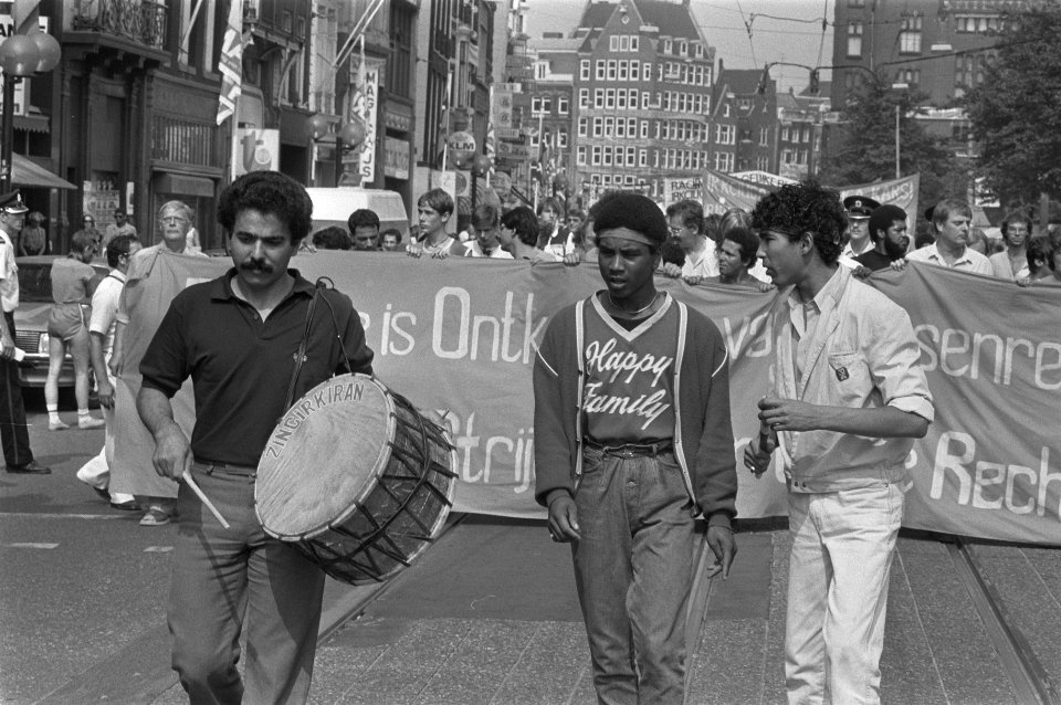 Demonstratie tegen racisme en de onthulling van het monument ter nagedachtenis a, Bestanddeelnr 933-0552