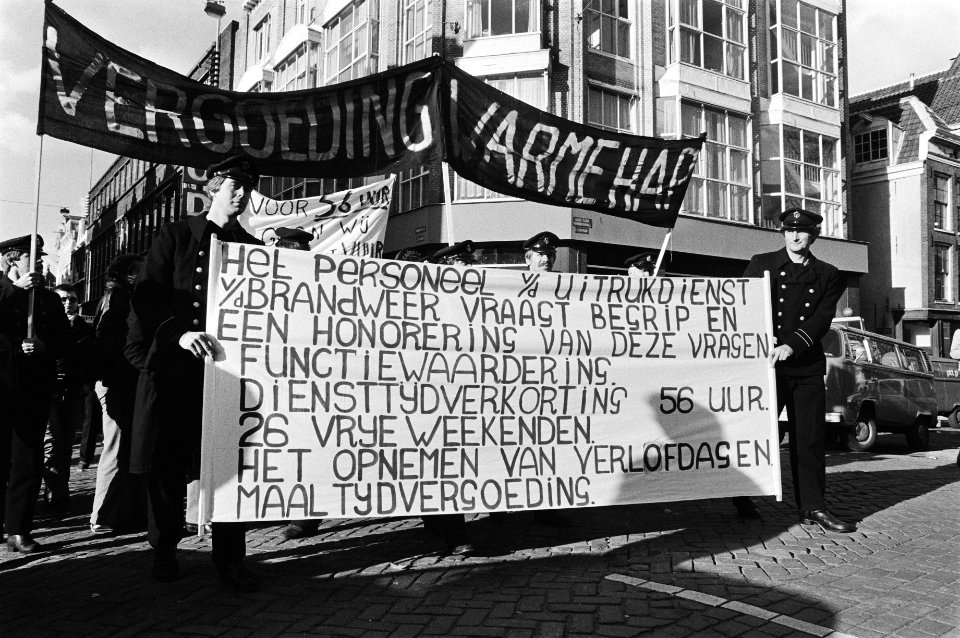 Demonstrerende brandweermannen met spandoeken, o.a. Vergoeding warme hap en , Bestanddeelnr 930-5355