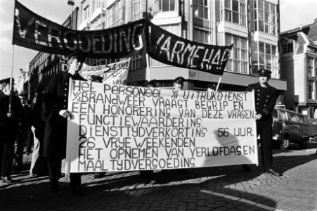 Demonstrerende brandweermannen met spandoeken, o.a. Vergoeding warme hap en , Bestanddeelnr 930-5355
