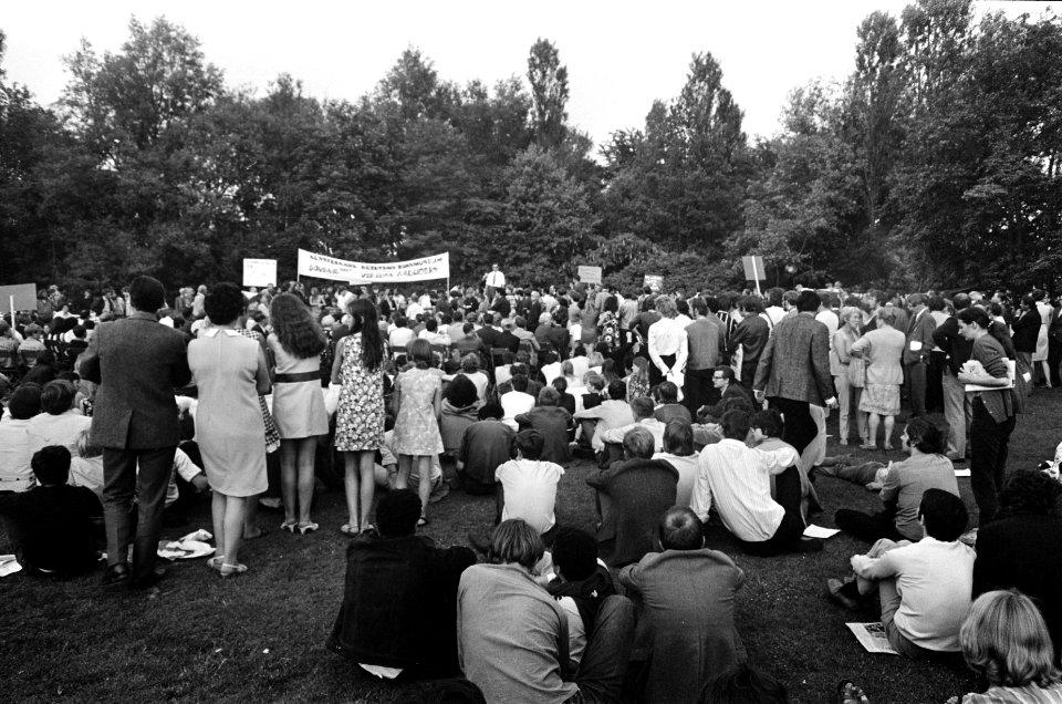 Demonstratie tegen sluiting Verblifa te Krommenie demonstranten met spandoeken, Bestanddeelnr 922-5218