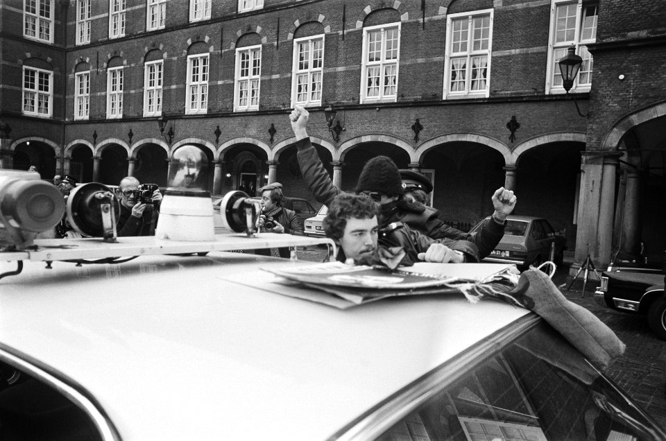Demonstratie Rood Verzetsfront op Binnenhof tegen uitlevering RAF-leden aan West, Bestanddeelnr 929-5446