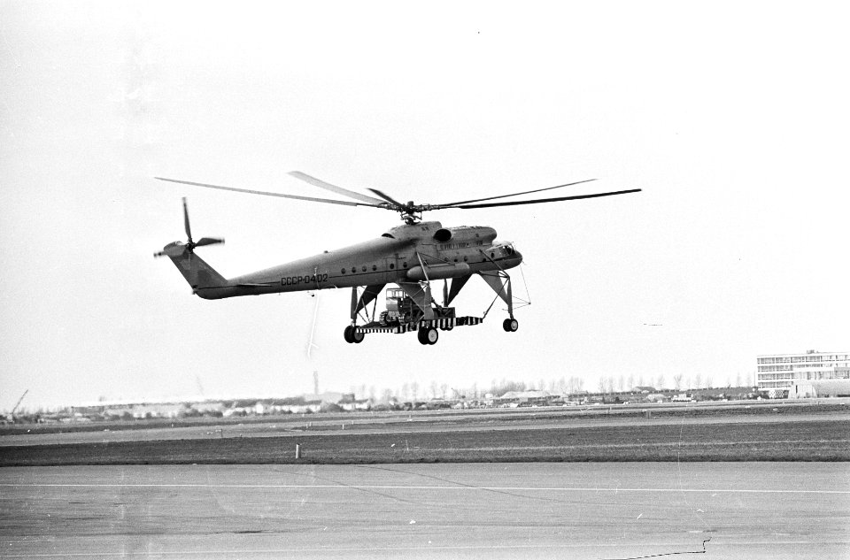 Demonstratie Russische helicopters op Schiphol, de reuze helicopter met onder zi, Bestanddeelnr 918-9106