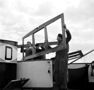 Demontage van de stuurhut van de Damco 230 om zo onder de brug Kehl- Straatsburg, Bestanddeelnr 254-1588